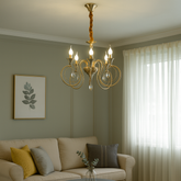 Candelabru clasic cu 5 brate in finisaj cupru antic, oferind lumina eleganta si calda unui living decorat traditional.