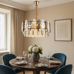 Candelabru rotund auriu cu 9 becuri, adaugand lumina uniforma si rafinament unei zone de dining spatioase si elegante.