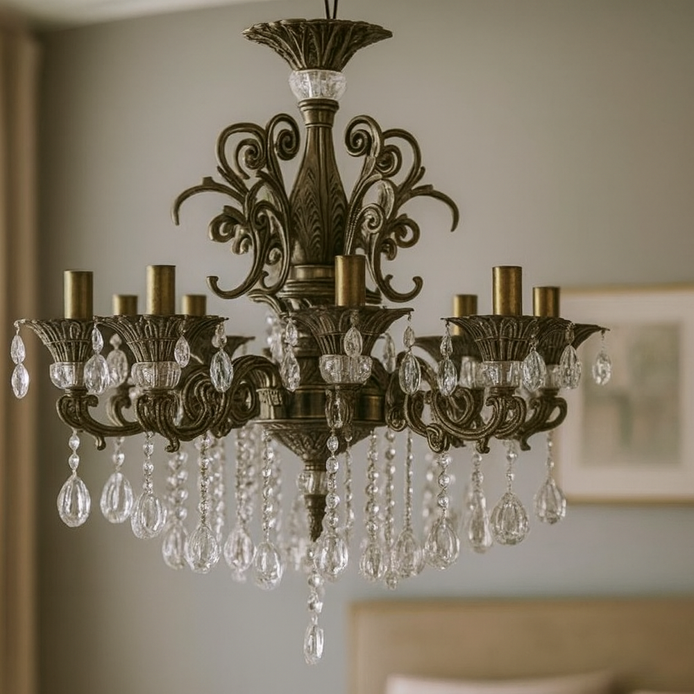 Candelabru rotund auriu cu cristale lacrima in living elegant, 8 brate E14, diametru 740 mm, lumina calda ambientala rafinata