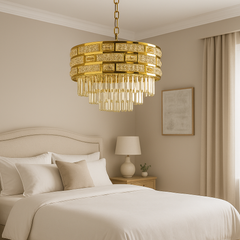 Candelabru rotund auriu cu cristale Ø500 cu 10 socluri E27 intr-un dormitor elegant, iluminare calda si atmosfera rafinata.