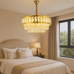 Candelabru rotund auriu Ø500 cu cristale in dublu nivel, montat central in dormitor elegant, iluminare calda ambientala