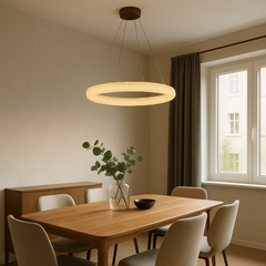 Candelabru LED rotund auriu Ø500 mm cu cristale si telecomanda, lumina uniforma deasupra mesei din dining.