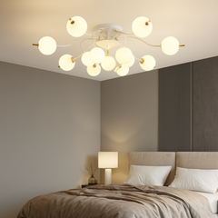 Lustra LED rotunda alb auriu Ø796, 192W, lumina ajustabila cu telecomanda, scena dormitor modern si confortabil.