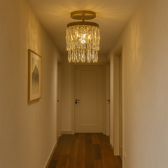 Pendul rotund cu cristale si 1 bec E27, montat in hol modern, iluminare ambientala rafinata si efect vizual luxos.