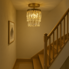 Pendul rotund cu cristale si 1 soclu E27, suspendat pe casa scarii, iluminare decorativa eleganta si spectaculoasa.