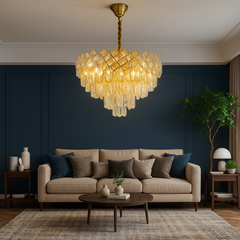 Candelabru rotund din cristal auriu Ø400 mm, montat central intr-un living elegant cu reflexii glam spectaculoase