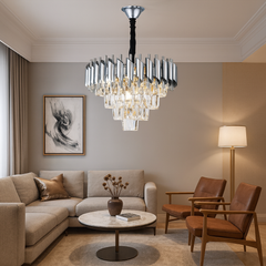 Candelabru rotund argintiu Ø400 mm cu cristale, montat in living modern, oferind iluminare puternica si un accent decorativ elegant.