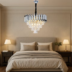 Candelabru rotund argintiu Ø400 mm cu cristale, iluminand un dormitor modern cu lumina uniforma si un efect rafinat.