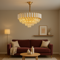 Candelabru rotund alb-auriu Ø400 mm cu cristale, iluminand un living modern si oferind lumina calda si un accent vizual luxos.