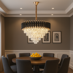 Candelabru rotund negru-auriu cu cristale, iluminând spectaculos o zonă de dining modernă cu decor premium.