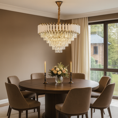 Candelabru rotund alb-auriu cu cristale, luminand spectaculos o zona de dining moderna si sofisticata.