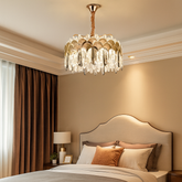 Candelabru LED rotund auriu Ø380 mm cu cristale tip bagheta, amplasat in dormitor modern, lumina LED uniforma 144W, stil luxos