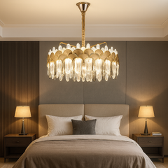 Candelabru LED rotund auriu Ø480 mm cu cristale tip bagheta, amplasat in dormitor elegant, lumina LED uniforma 188W, stil luxos