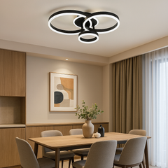 Lustra LED cu 3 cercuri negre si telecomanda, montata in zona de dining, oferind luminare clara si un design modern decorativ.