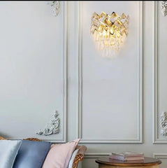 Aplica de perete aurie cu cristale transparente si stil glam modern, iluminare decorativa eleganta pentru living sofisticat