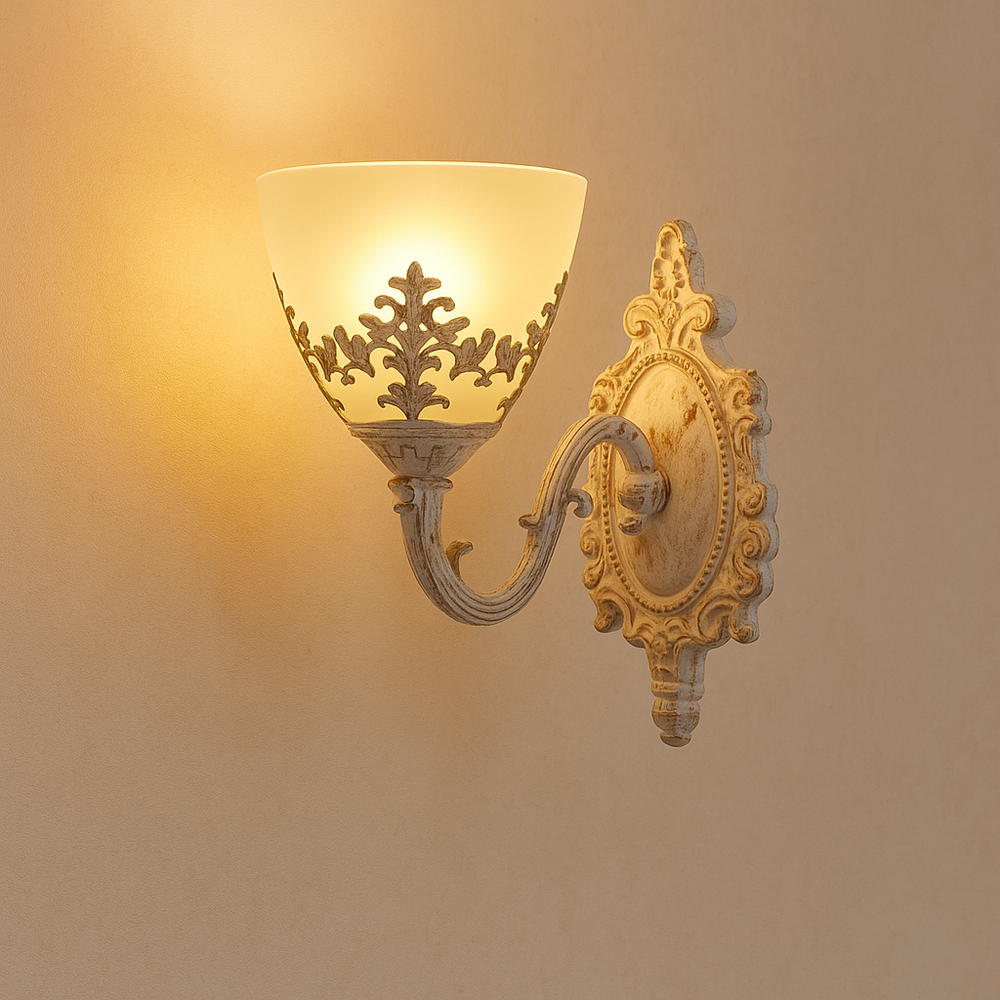 Aplica 6898-1W BSJ cu sticla mata si finisaj alb cu auriu, instalata pe hol vintage pentru iluminare ambientala eleganta