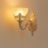 Aplica 6898-1W BSJ cu sticla mata si finisaj alb cu auriu, instalata pe hol vintage pentru iluminare ambientala eleganta