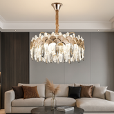 Candelabru LED rotund auriu Ø480 mm cu cristale verticale, montat in living spatios, iluminare LED 188W, design glam modern