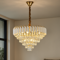 Candelabru rotund auriu cu panouri albe și cristale, devenind centrul vizual luxos al unui living mare cu decor premium.