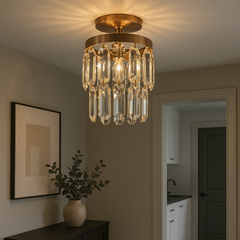 Pendul rotund auriu cu cristale si 1 bec E27, montat in hol modern, iluminare ambientala rafinata si efect vizual placut.