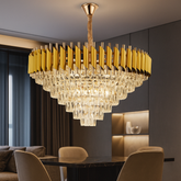 Candelabru piramidal auriu cu cristale, devenind centrul vizual impresionant al unui living mare cu decor premium.