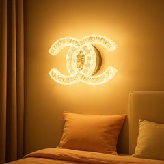 Aplica LED transparenta LUBAN Crystal Pro cu telecomanda, instalata in dormitor modern, iluminare reglabila pentru confort si atmosfera placuta