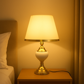 Veioza 8620 cilindrica cu abajur textil alb-auriu creeaza o atmosfera relaxanta in dormitor, oferind lumina difuza perfecta pentru seara.