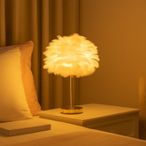 Veioza 8736 alba cu abajur rotund din pene si baza aurie, ideala pentru dormitor modern, creand lumina difuza calda pentru relaxare.