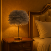 Veioza 8736 alba cu abajur floare din pene sintetice si baza metalica, perfecta pentru dormitor modern, oferind lumina calda relaxanta.