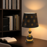 Veioza 8633 negru cu abajur textil si accente aurii, ideala pentru birou modern, oferind lumina calda si stil profesional.