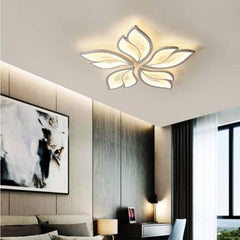 Lustra LED 19250/5N WH 80W cu lumina reglabila 3000–6500K si telecomanda, instalata intr-un living modern pentru iluminare eficienta si clara.