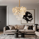 Candelabru rotund din cristal auriu Ø300 mm, suspendat central intr-un living elegant cu reflexii verticale premium