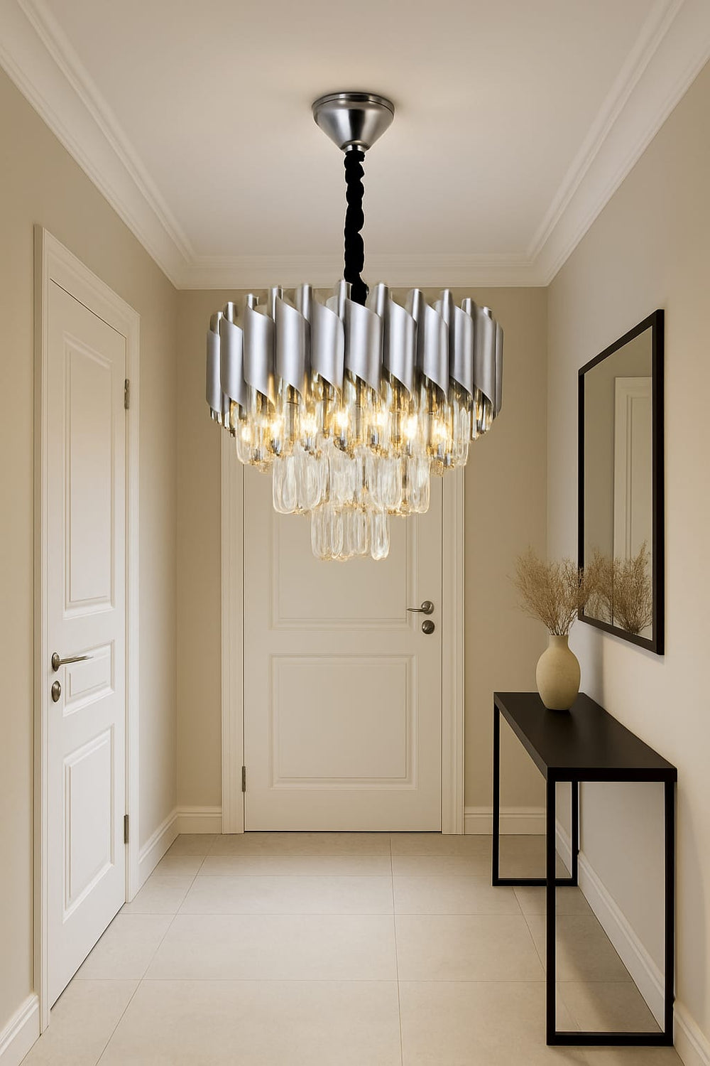 Candelabru rotund argintiu cu cristale 9001-300 SY este ideal pentru holuri, oferind lumina placuta si un efect vizual luxos.