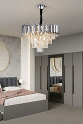 Candelabru rotund argintiu Ø400 mm cu cristale, iluminand un dormitor modern cu lumina uniforma si un efect rafinat.