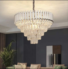 Candelabru rotund argintiu cu cristale, devenind centrul vizual impunator al unui living mare si luminos.