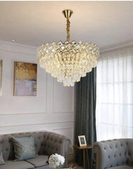 Candelabru rotund din cristal auriu Ø500 mm, montat central intr-un living elegant cu iluminare intensa si reflexii luxoase