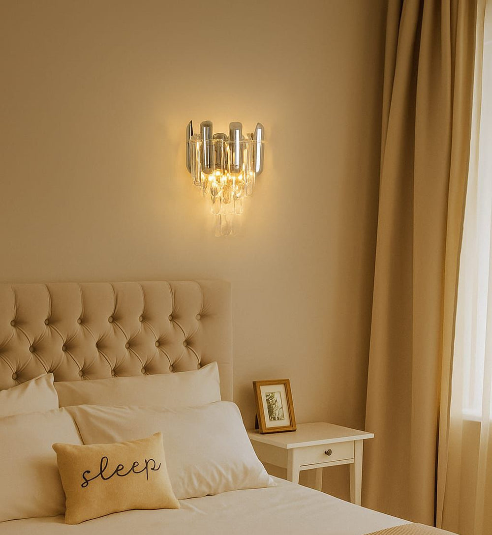 Aplica perete aurie cu cristale 2xE14 folosita ca lumina ambientala in dormitor elegant