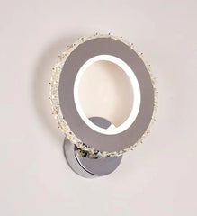 Aplica LED Versa 230mm, profil compact cu accente transparente, iluminand uniform un living contemporan