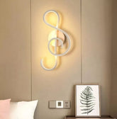 Aplica LED 8606 Alb Ø350mm, forma sculpturala tip cheie sol, iluminand uniform un living contemporan