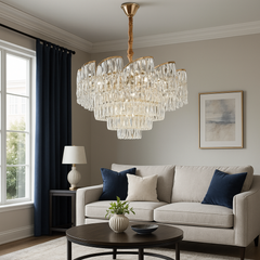 Candelabru rotund auriu Ø580 cu structura stratificata, amplasat in living spatios, iluminare uniforma si efect decorativ lux