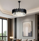 Candelabru rotund negru Ø600 cu cristale transparente, montat in living modern, iluminare puternica si efect decorativ elegant.