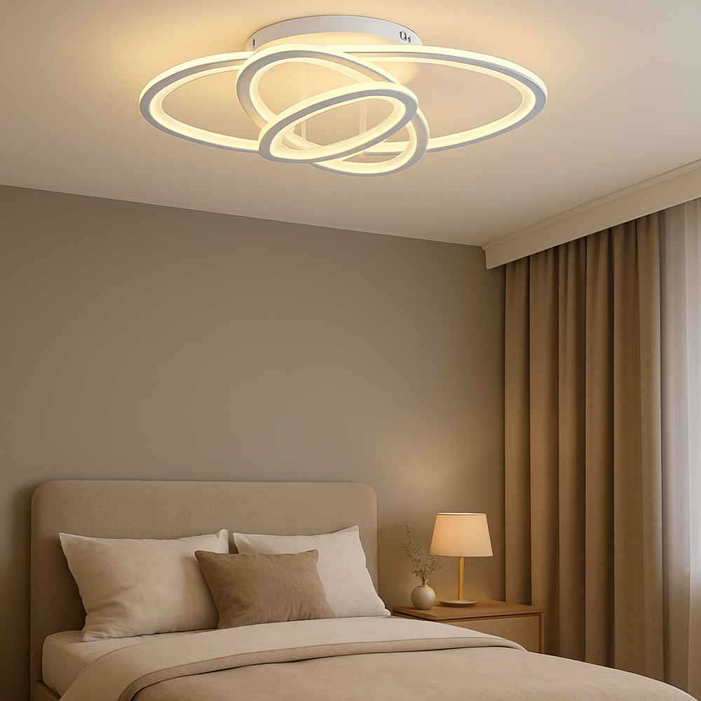 Lustra LED 19082/3WH alb, forme circulare si telecomanda, oferind lumina reglabila intr-un dormitor modern.