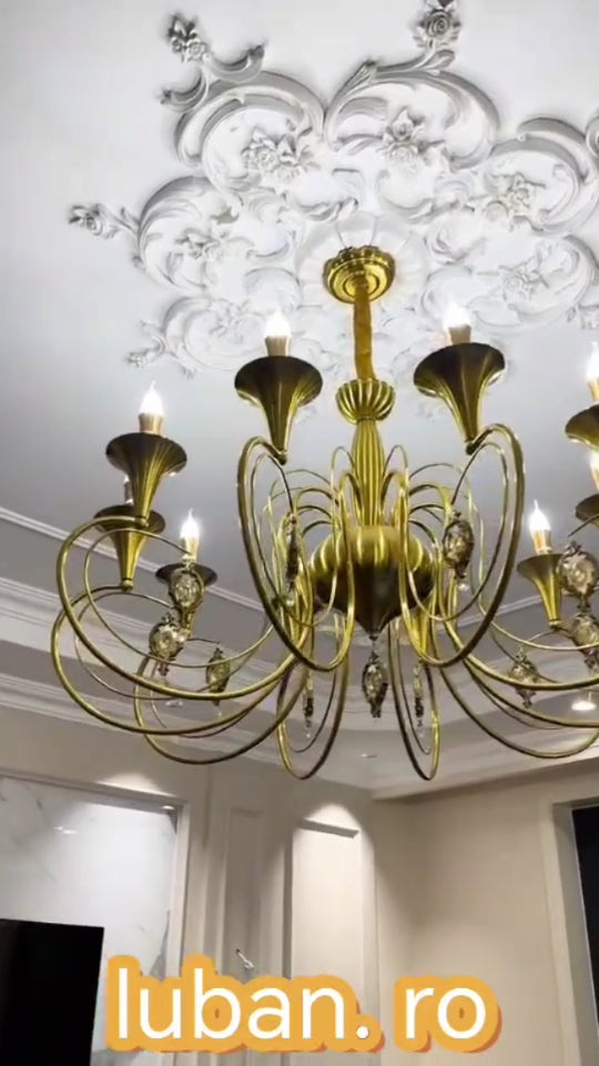 Candelabru clasic cu 8 brate in finisaj cupru antic, oferind lumina calda si eleganta unui living traditional sau rustic.