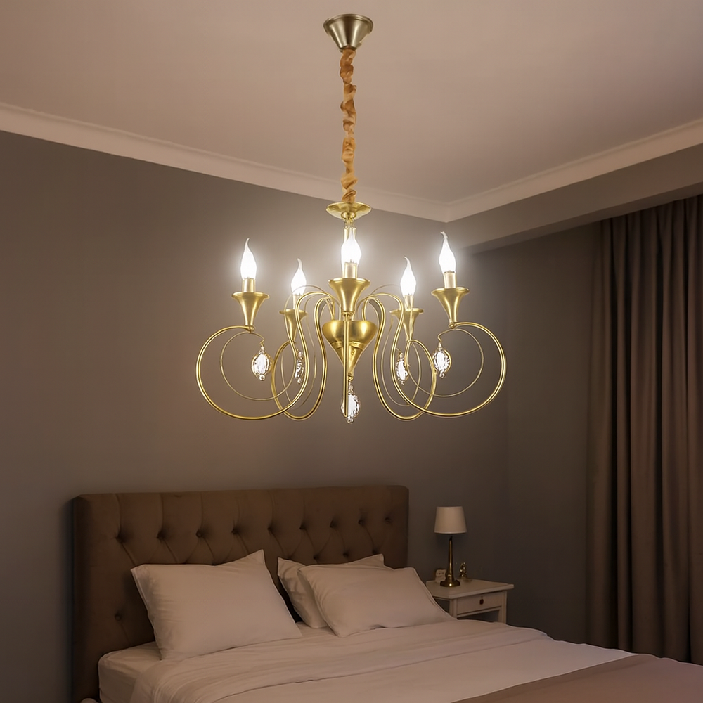 Candelabru cu 5 brate din metal cupru antic, creand o atmosfera calda si traditionala intr-un dormitor elegant.