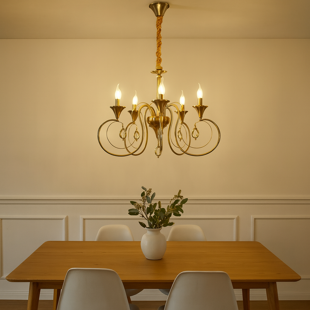Candelabru cupru antic cu 5 brate, adaugand rafinament si iluminare calda unei zone de dining clasice si primitoare.