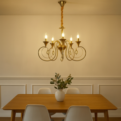 Candelabru cupru antic cu 5 brate, adaugand rafinament si iluminare calda unei zone de dining clasice si primitoare.