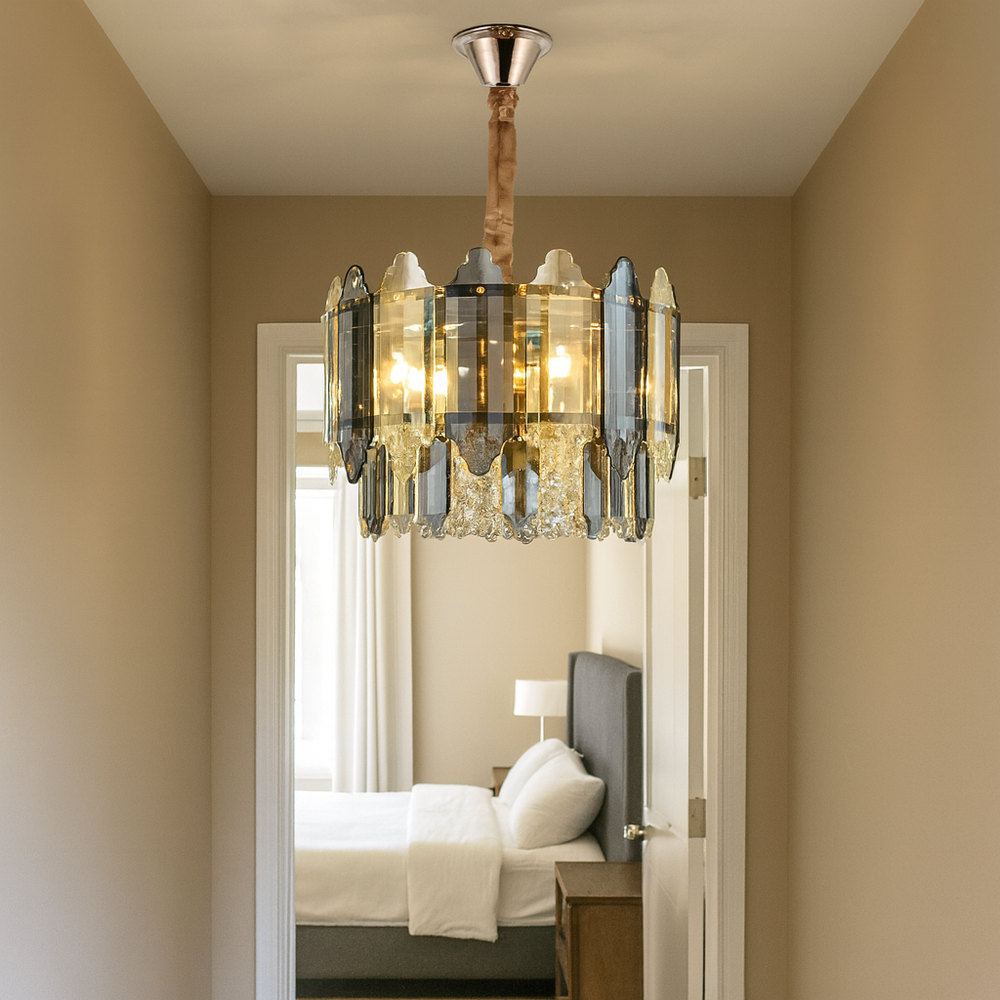 Candelabru rotund auriu cu 3 becuri, iluminand armonios un hol sau coridor, oferind un accent decorativ elegant.