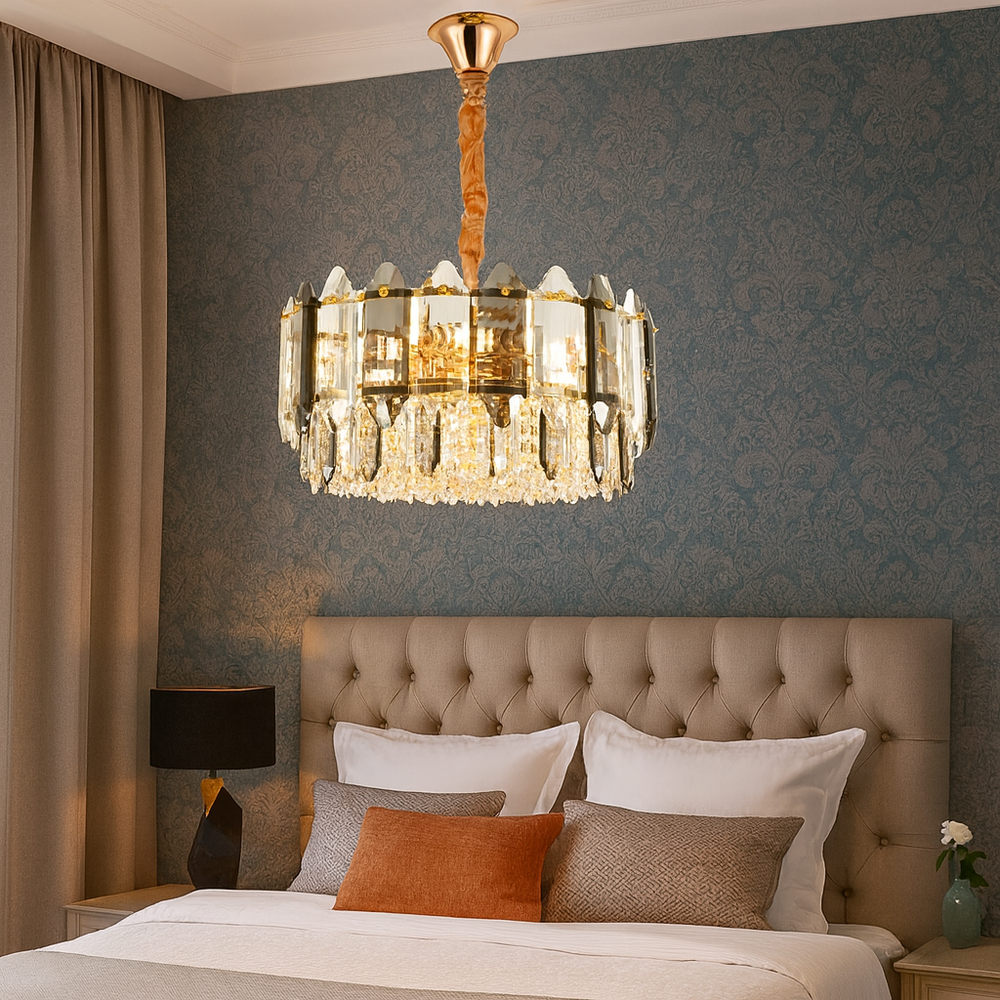 Candelabru rotund din metal auriu cu 9 E27, creand atmosfera calda si luxoasa intr-un dormitor decorat clasic.