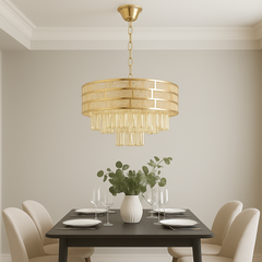 Candelabru rotund auriu Ø400 cu 6 becuri E27 montat deasupra mesei din dining, lumina echilibrata si aspect premium.