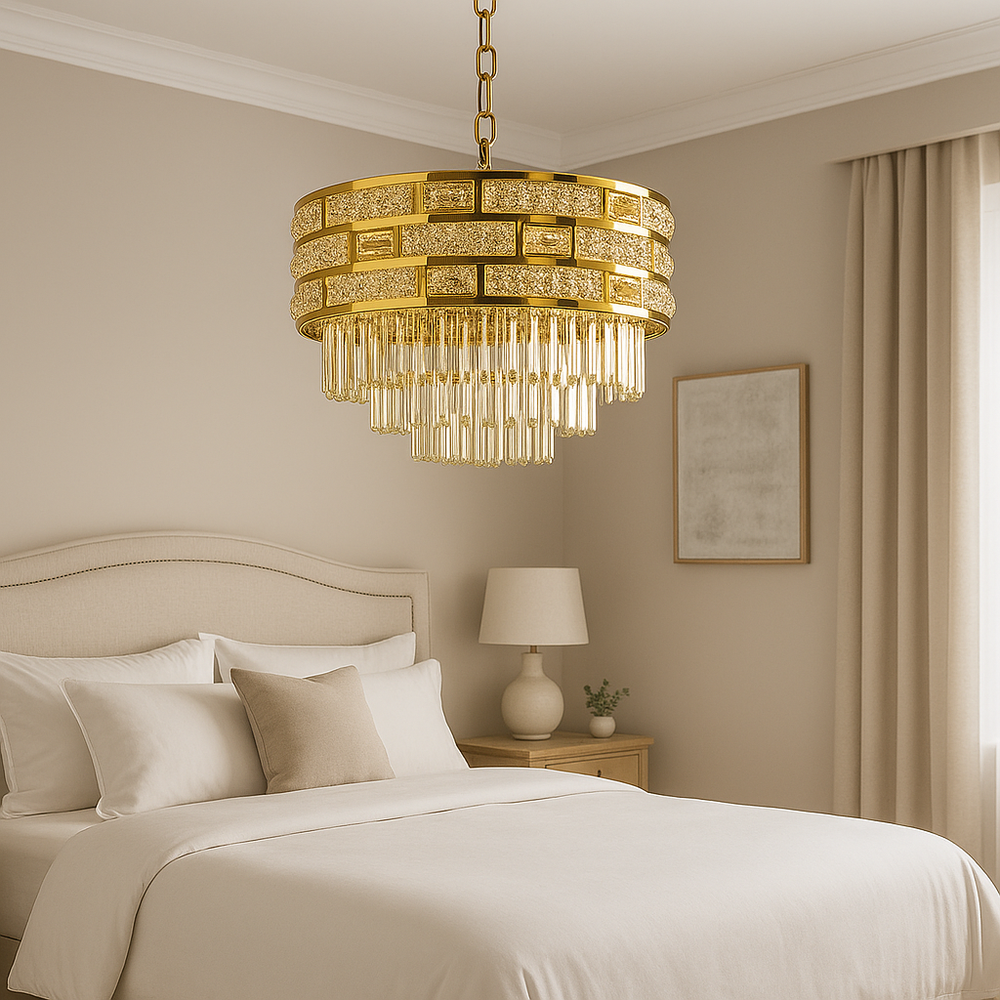 Candelabru rotund auriu cu cristale Ø500 cu 10 socluri E27 intr-un dormitor elegant, iluminare calda si atmosfera rafinata.